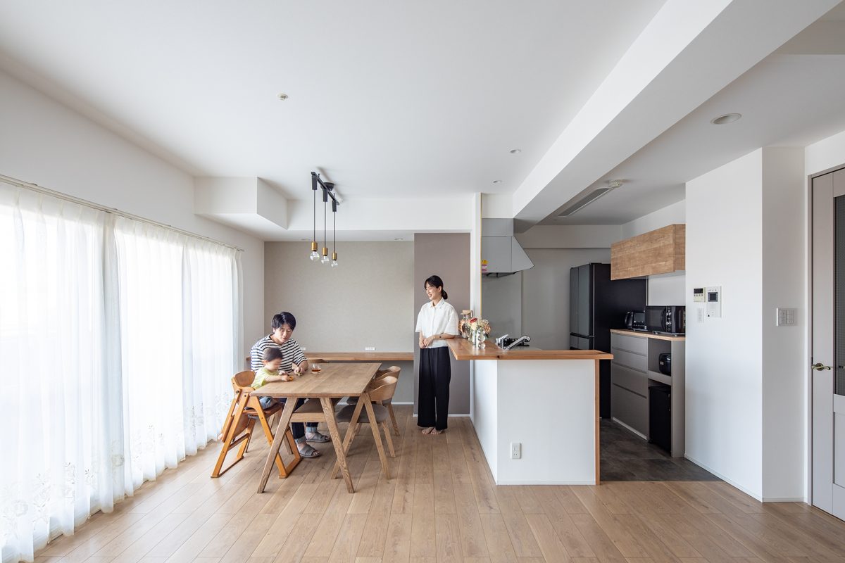 呉市のマンションリノベーションで実現した家族のダイニング空間。木の温もりを感じるナチュラルなキッチンとカウンター|吉村店内創美(STI.L)