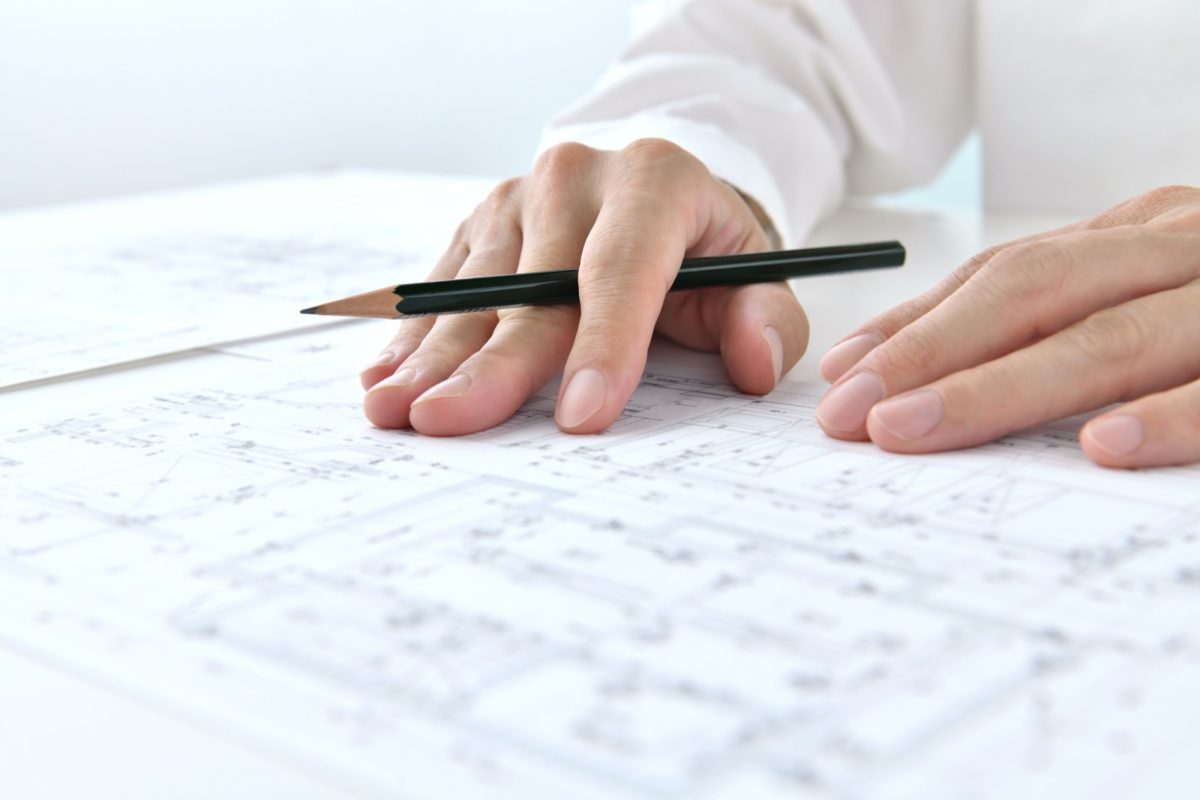 マンションリノベーションの設計図を確認する建築士の手元。リノベーション工事の流れや期間を計画中|吉村店内創美(STI.L)