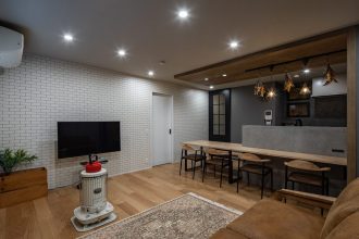 マンションリノベーションで実現したヴィンテージモダンなリビングダイニング。木とグレーを基調にした温かみのある空間デザイン｜吉村店内創美（STI.L）