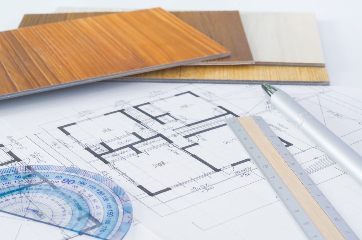 マンションリノベーションの設計図と床材サンプル。リノベーション工事の計画とデザイン検討のイメージ｜吉村店内創美（STI.L）