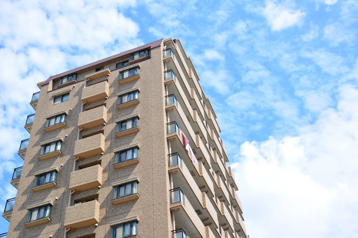 マンション外観。リノベーションを検討する中古マンションのイメージ｜吉村店内創美（STI.L）