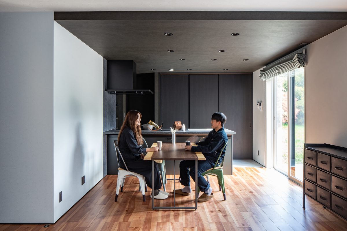 リビングで夫婦がくつろいでいる写真