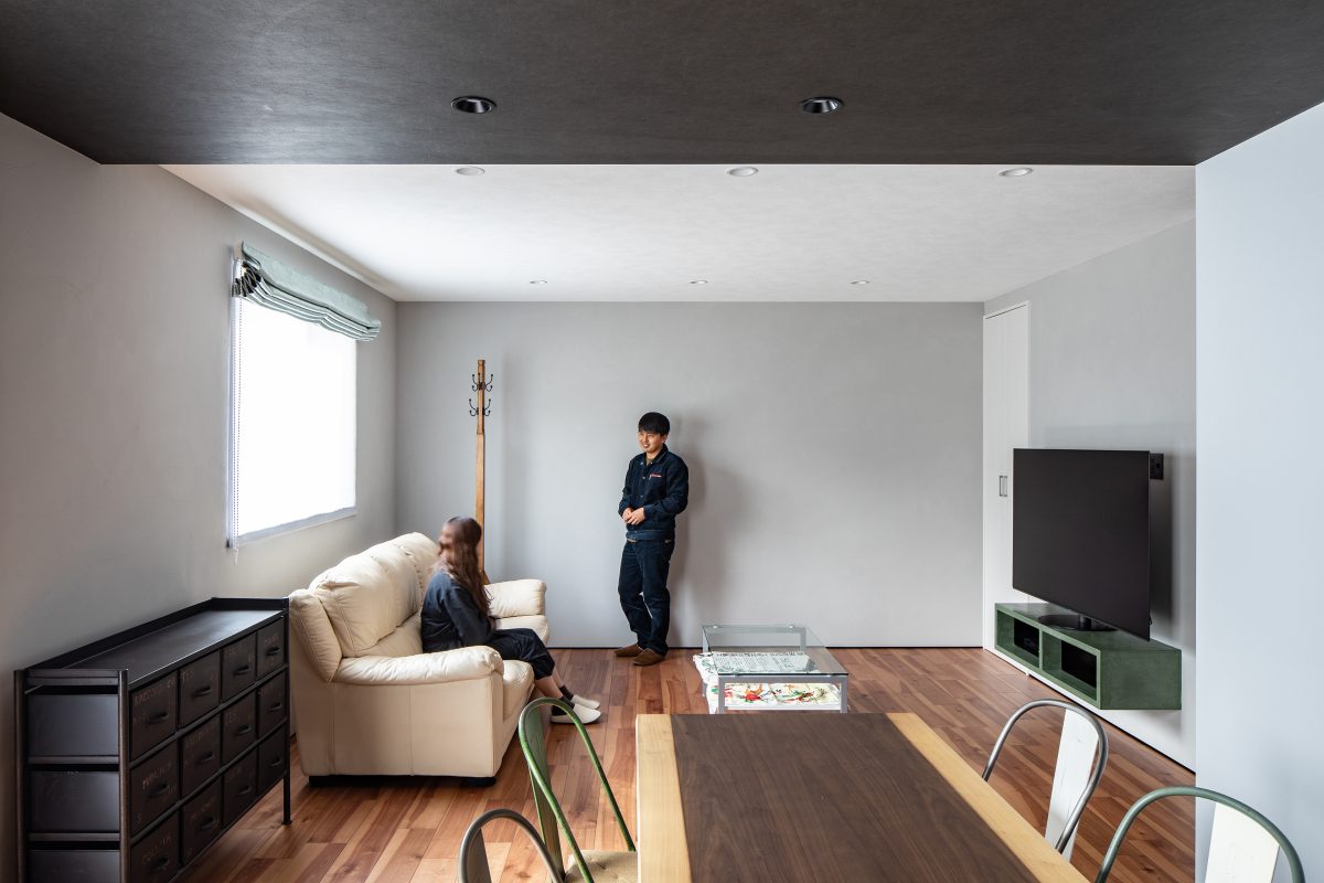 リビングで夫婦が会話をしている写真